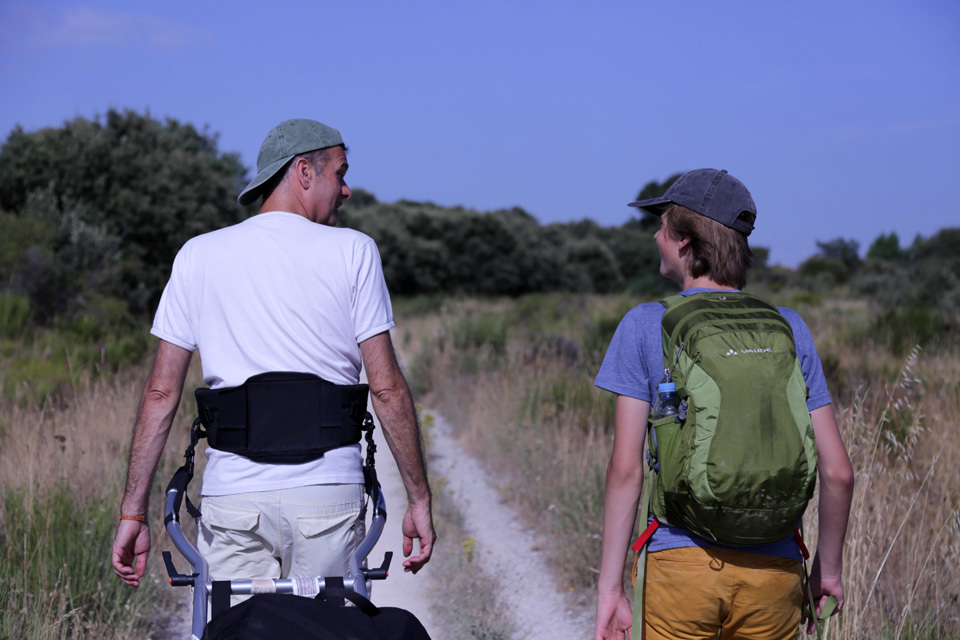 Père et fils marchent le Camino-image